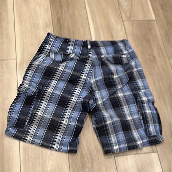 EUC St. John’s Bay Brand Men’s Size 32 Plaid Print Cargo Shorts - Picture 7 of 8